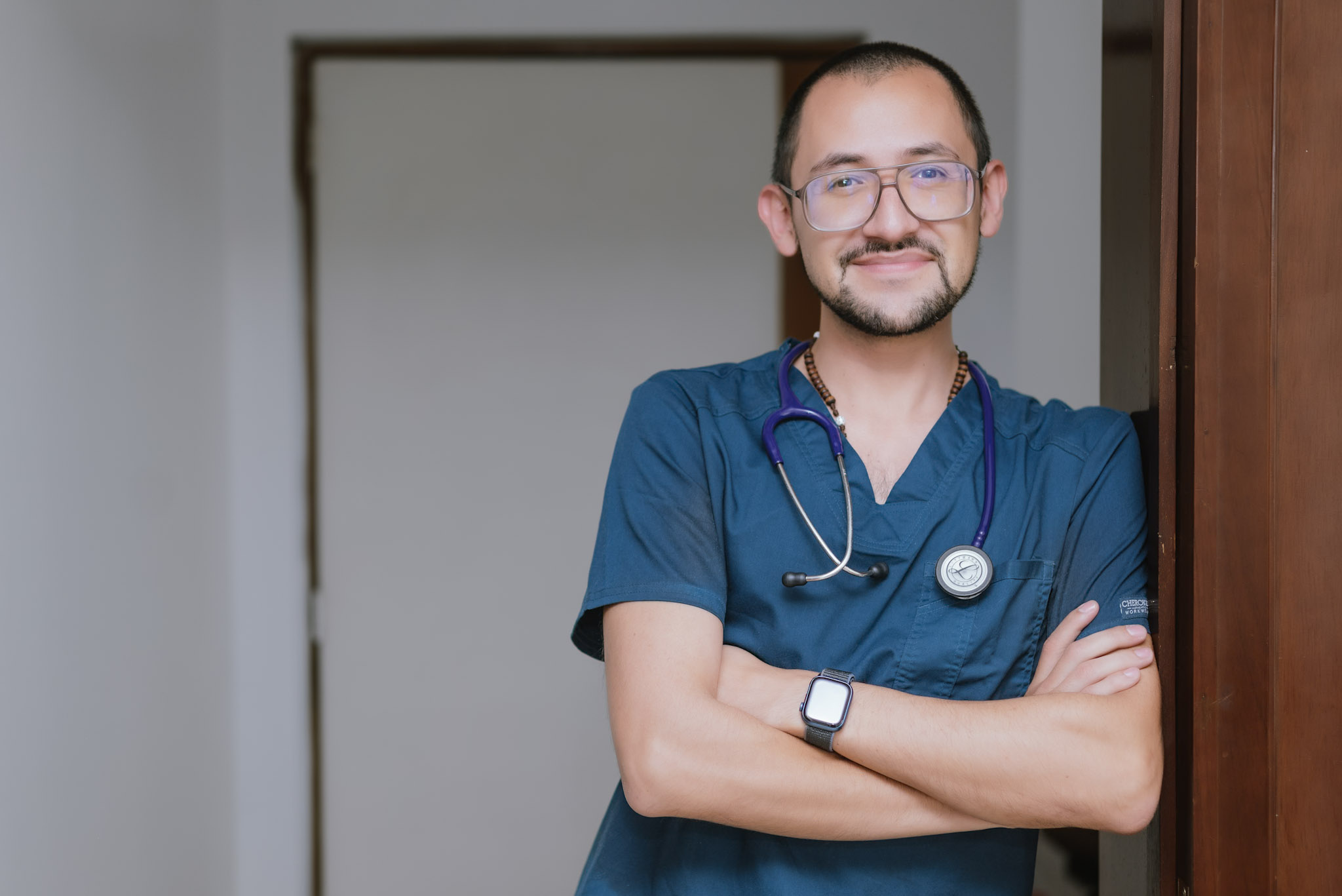 El Dr. Felipe Díaz, pediatra en Bogotá, en su consultorio de Chapinero