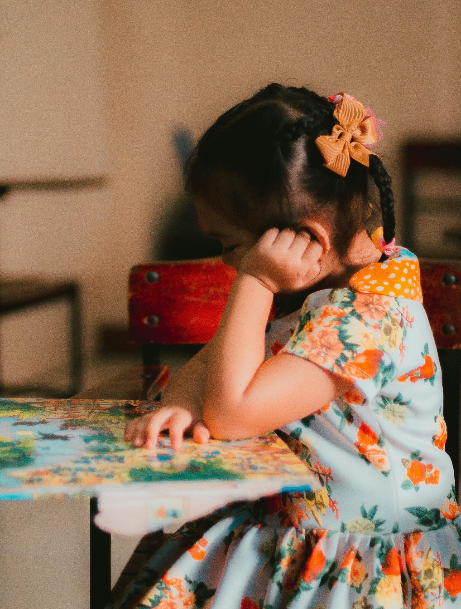 Padres practicando estilos de crianza respetuosa con su hijo